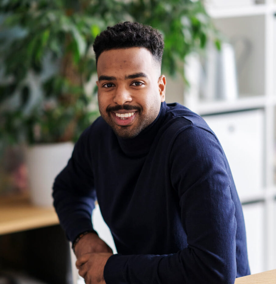 persona-personne-immigrante-906x933-c Paul Jean créateur et directeur de l'agence Eco-vélo